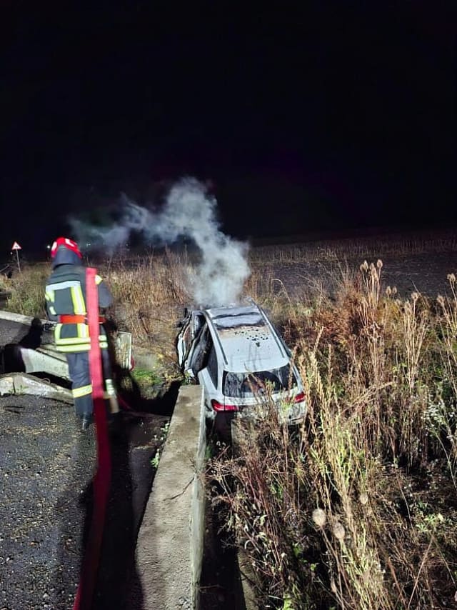 Mașină în flăcări după accident