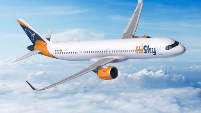 Avion HiSky pe pista de decolare