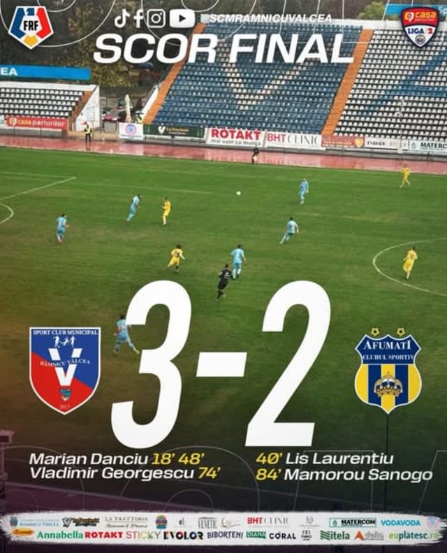 Echipa de fotbal din Vâlcea sărbătorind victoria