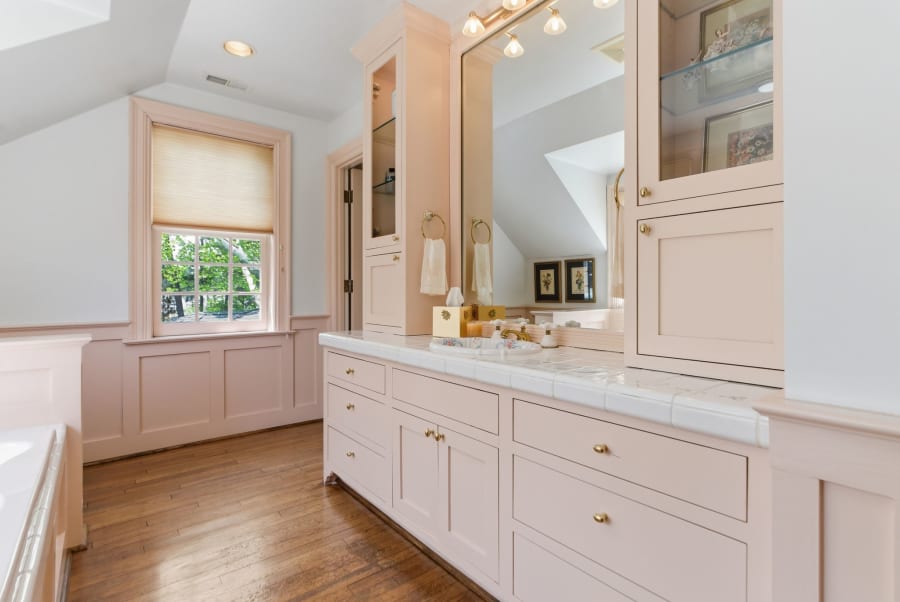 Rose suite full bathroom