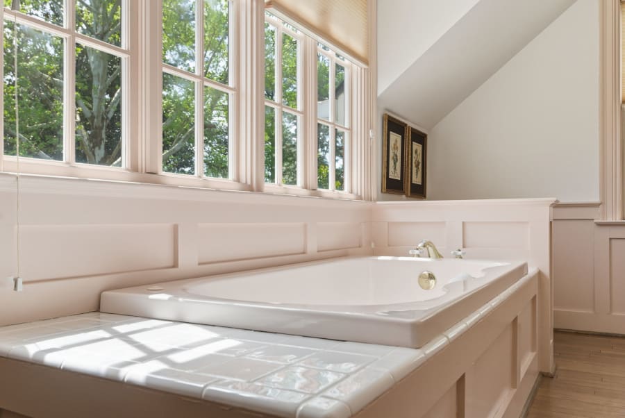 Rose suite full bathroom