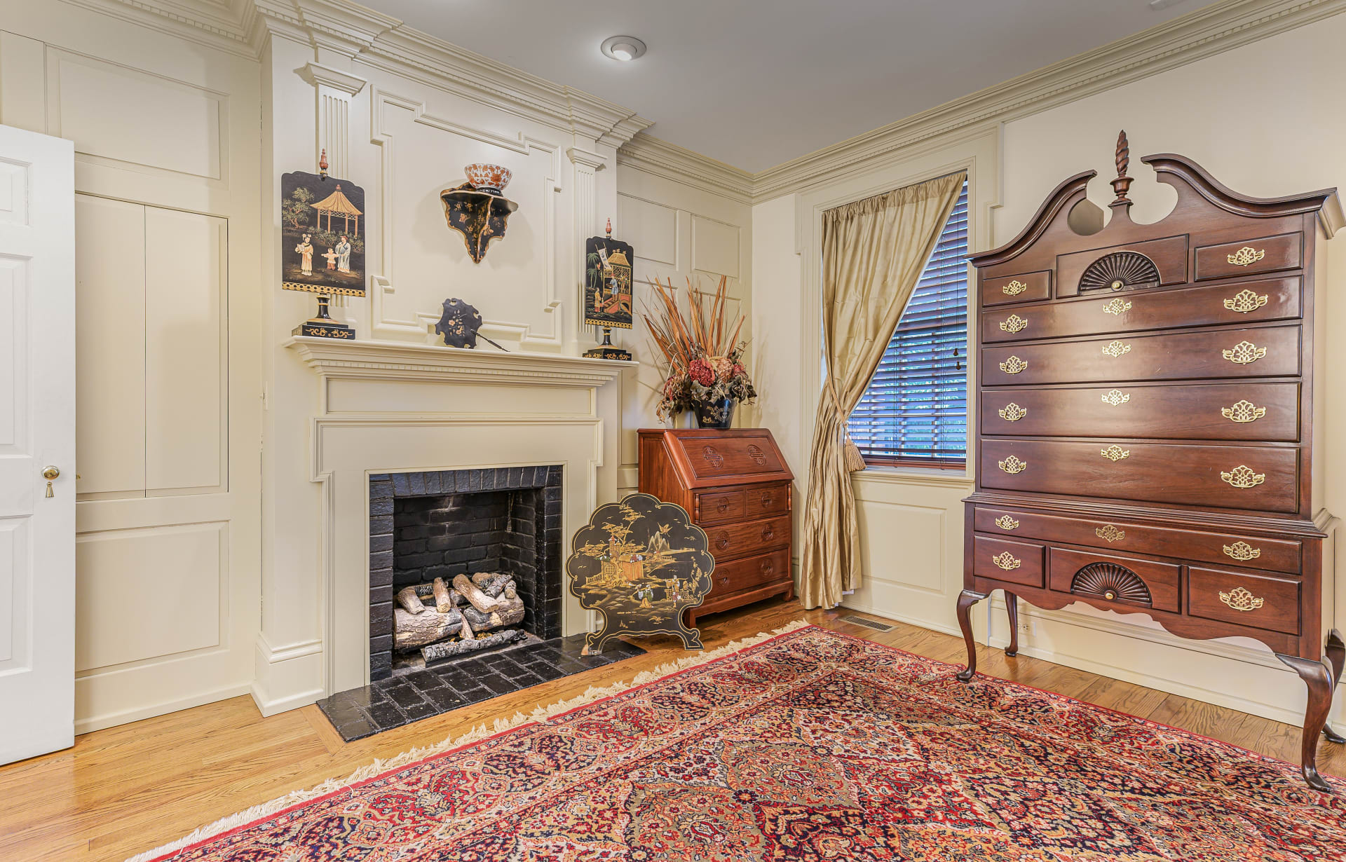 Primary suite, first floor wing
