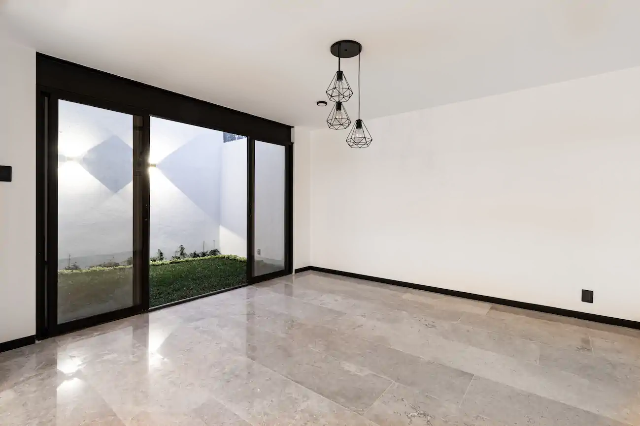 Casa Mendoza — comedor y jardín interior