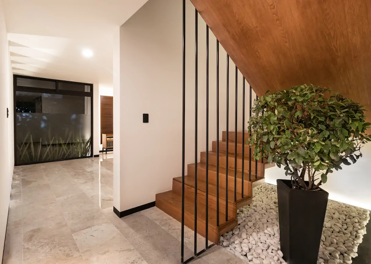 Casa Mendoza — escaleras y vestíbulo
