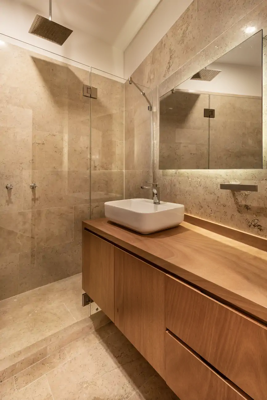 Casa Mendoza — baño de la recámara principal