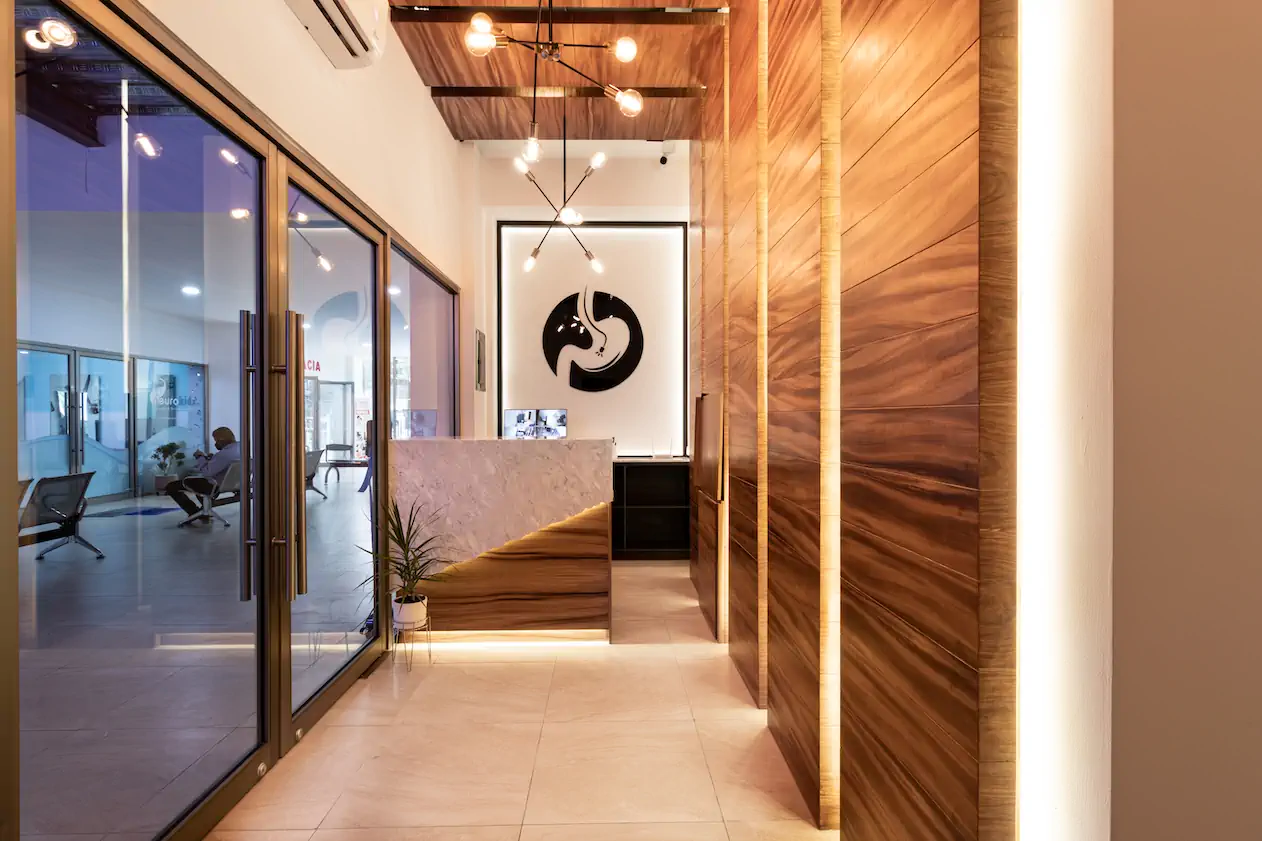 Endo Dx — recepción de frente con acabado de madera