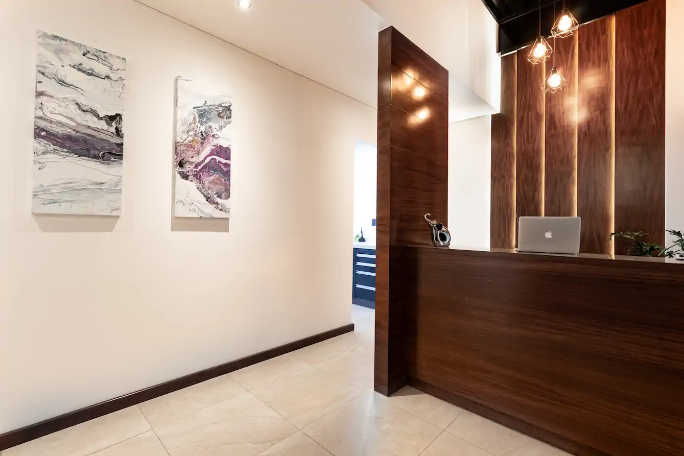 Dentarte — espacio interior con paleta neutra y textura