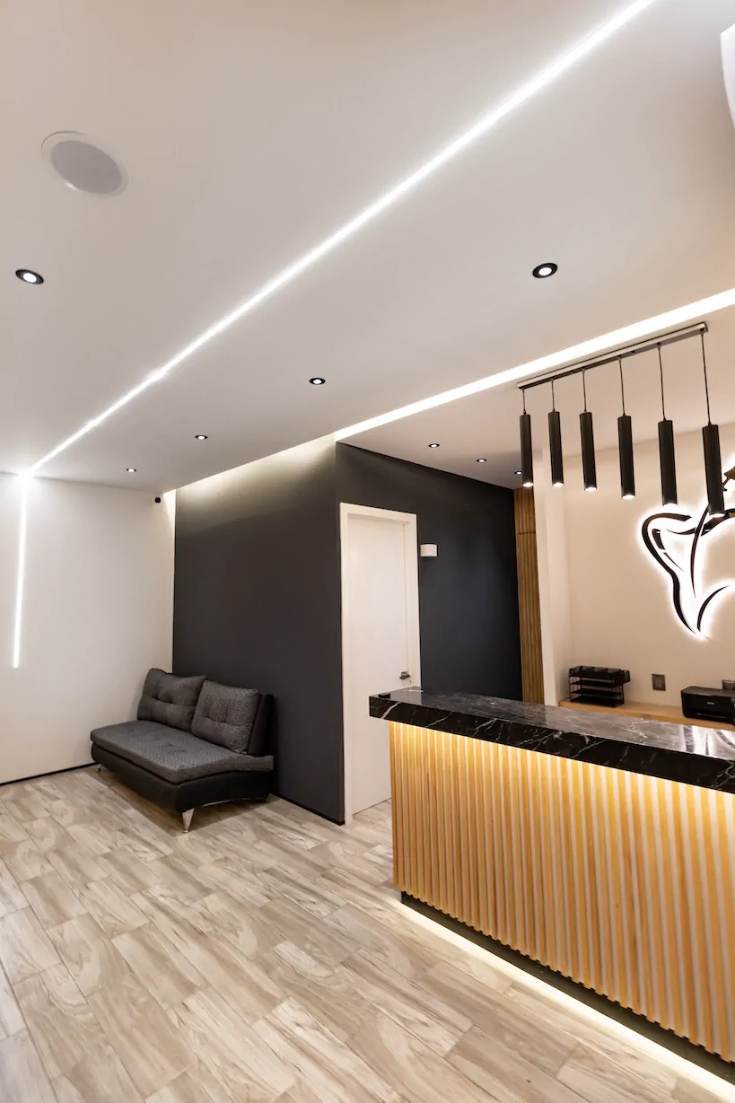 Sandoval Dental Care — interior con iluminación neutral 4000 K