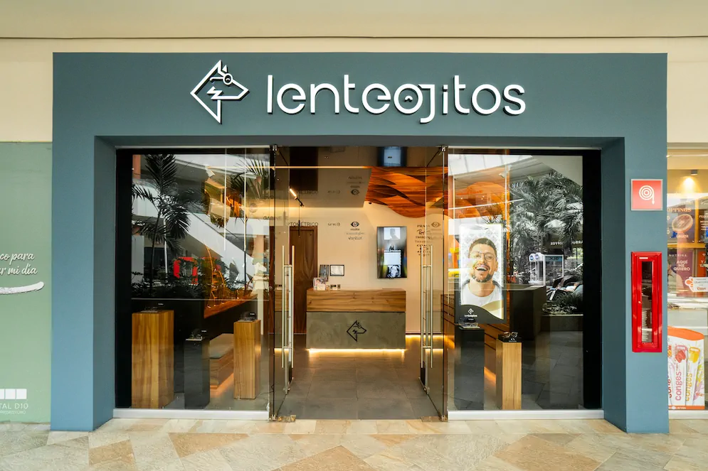 Lenteojitos — exhibición de armazones con iluminación arquitectónica
