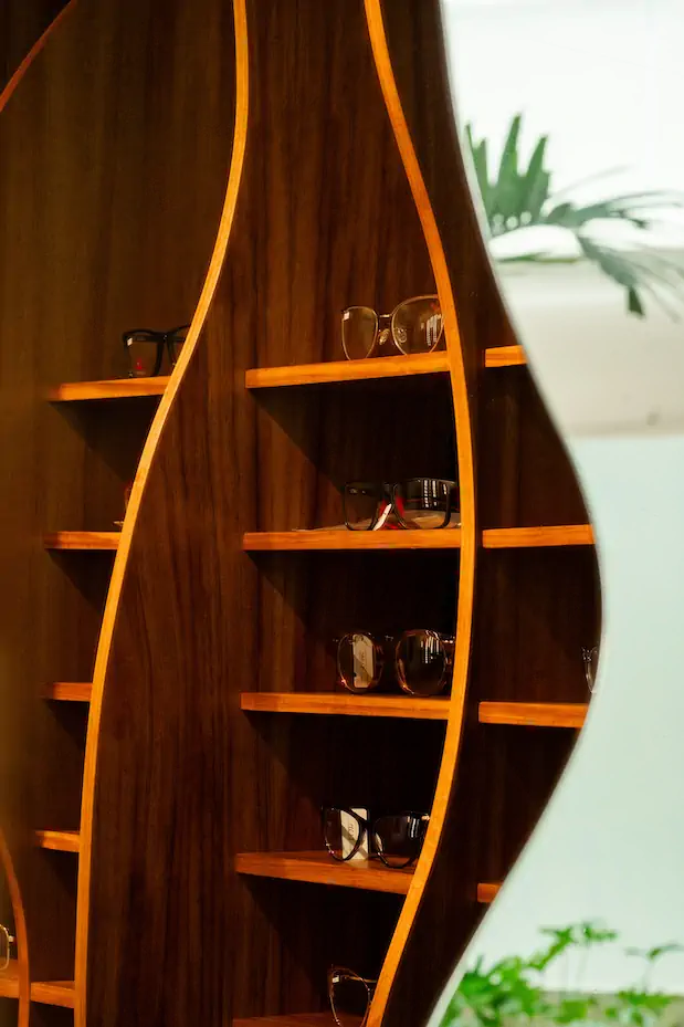 Lenteojitos — armazones sobre mueble curvo