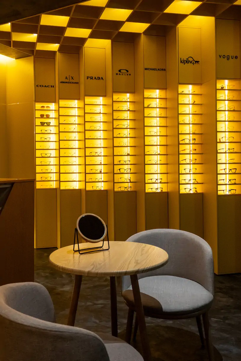 Lenteojitos 2.0 — armazones en exhibición con iluminación arquitectónica