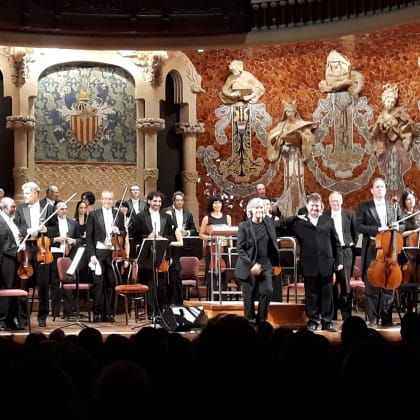 Dirigiendo el concierto del 30 aniversario Orquesta de Cadaqués, Palau de la Música Catalana, con la cantaora Maite Martín