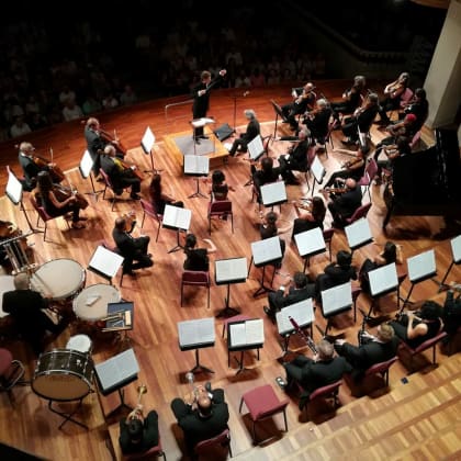 Dirigiendo el concierto 30 aniversario de la Orquestra de Cadaqués, Palau de la Música Catalana, Barcelona