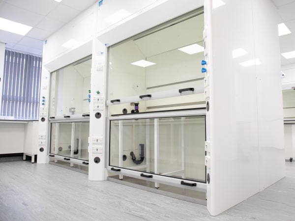 Walk in fume cupboard