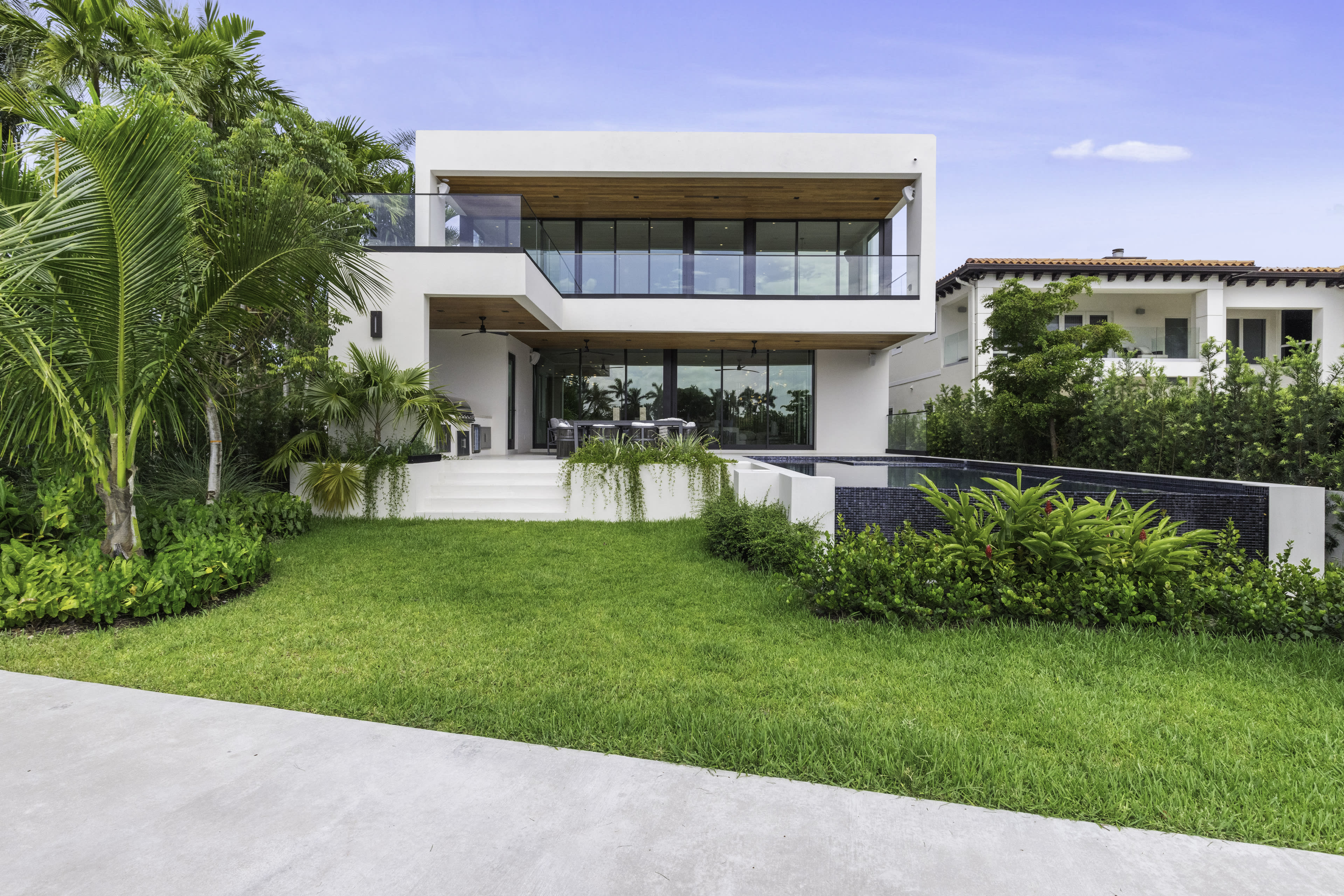 Waterfront Luxury state - Image 4