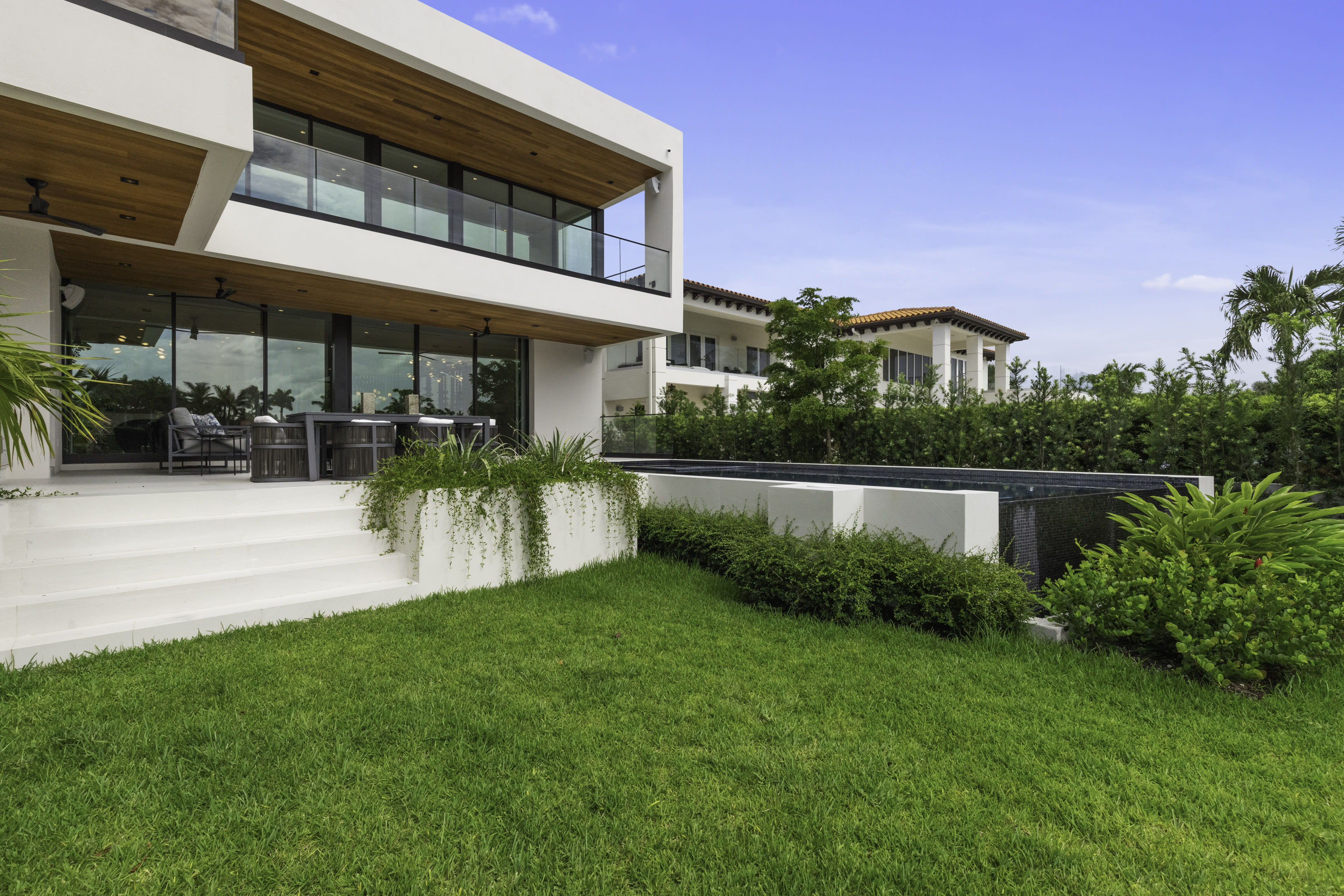 Waterfront Luxury state - Image 6
