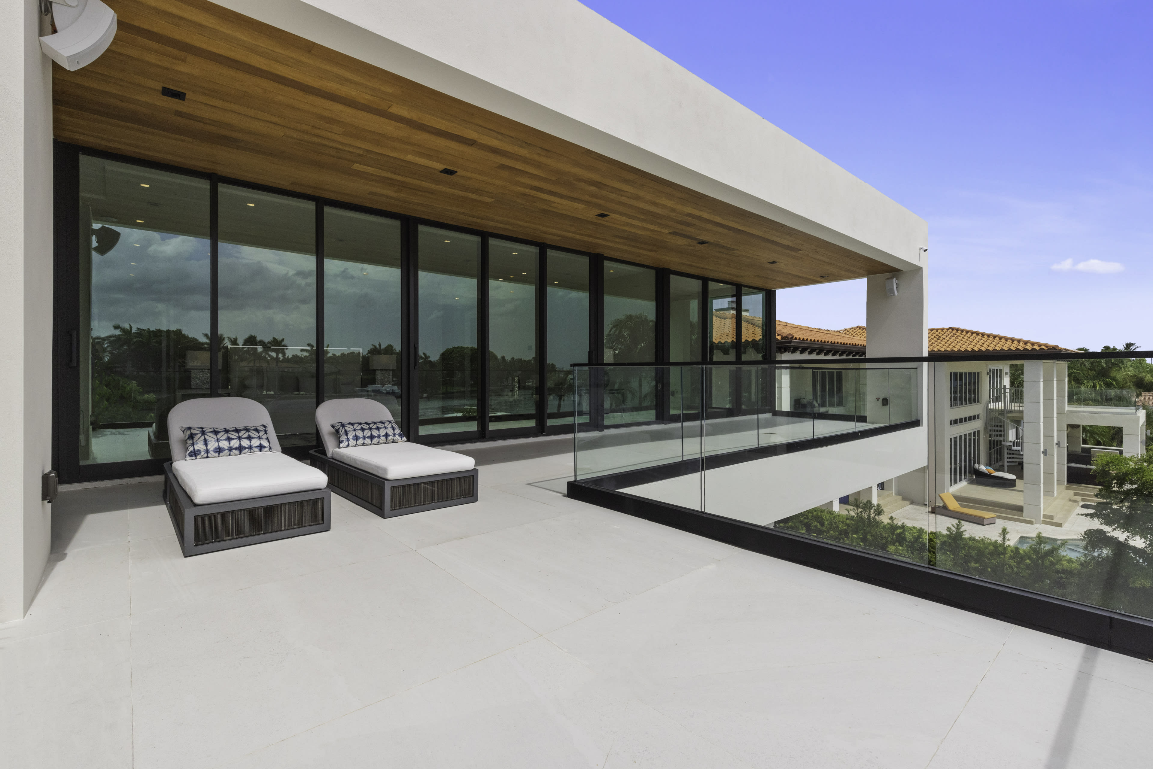 Waterfront Luxury state - Image 16