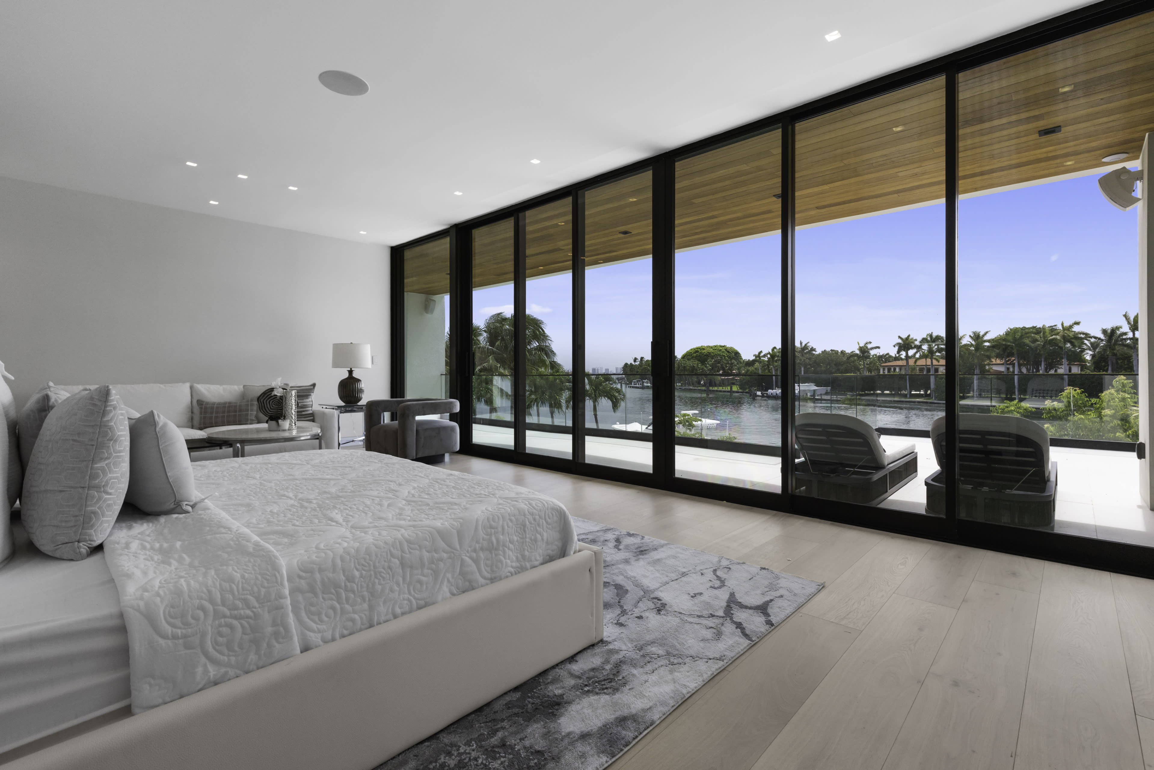 Waterfront Luxury state - Image 23