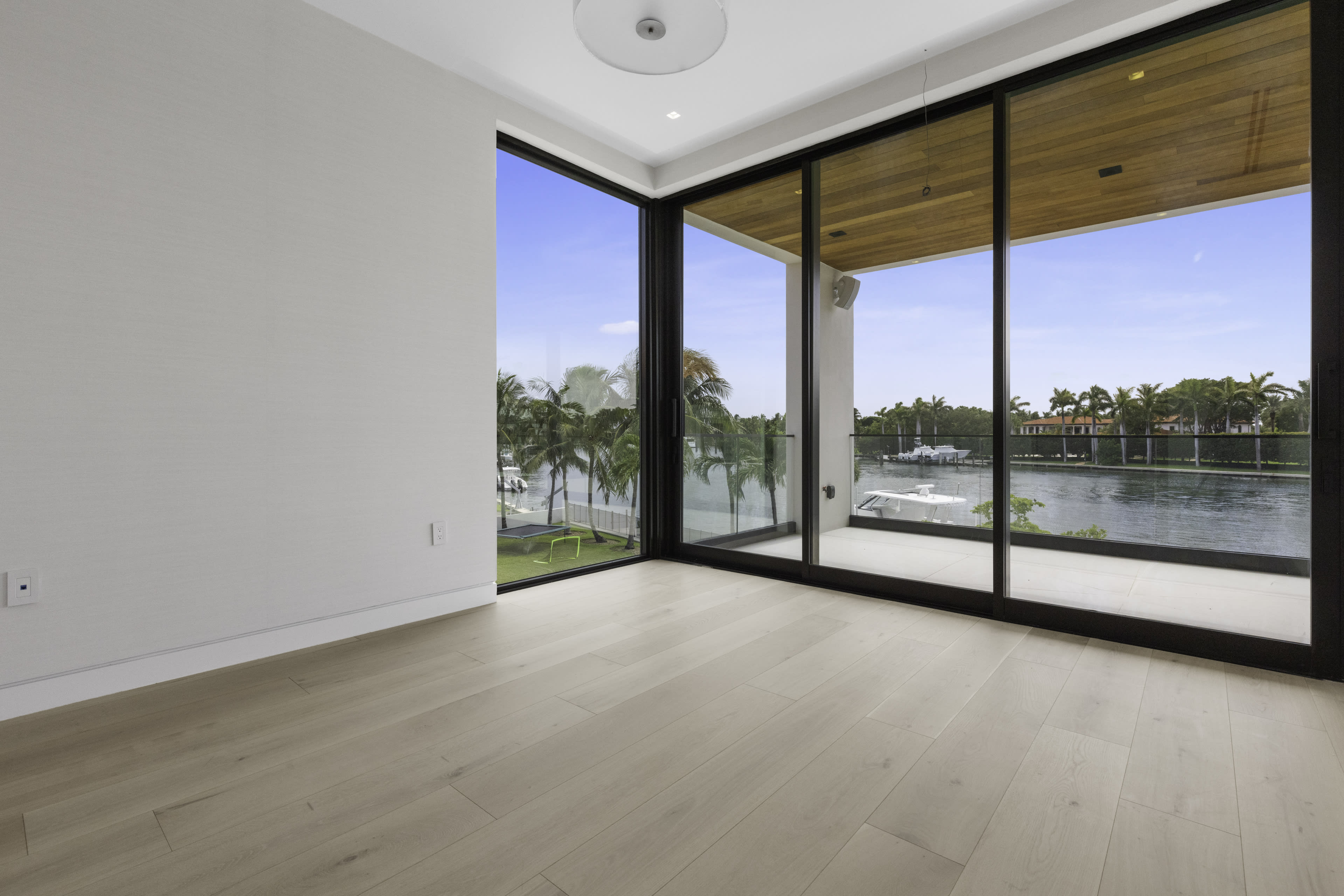 Waterfront Luxury state - Image 30