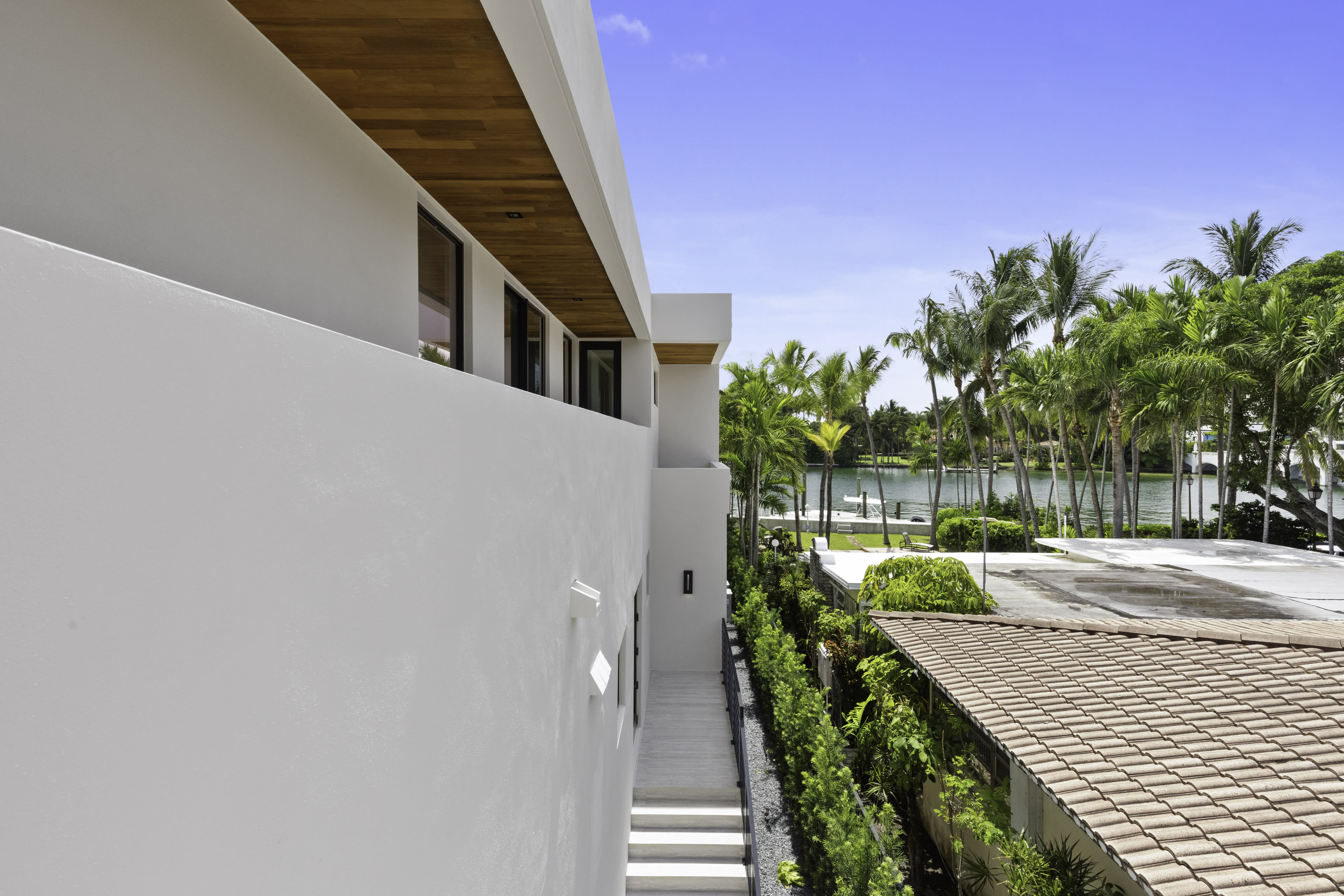 Waterfront Luxury state - Image 32