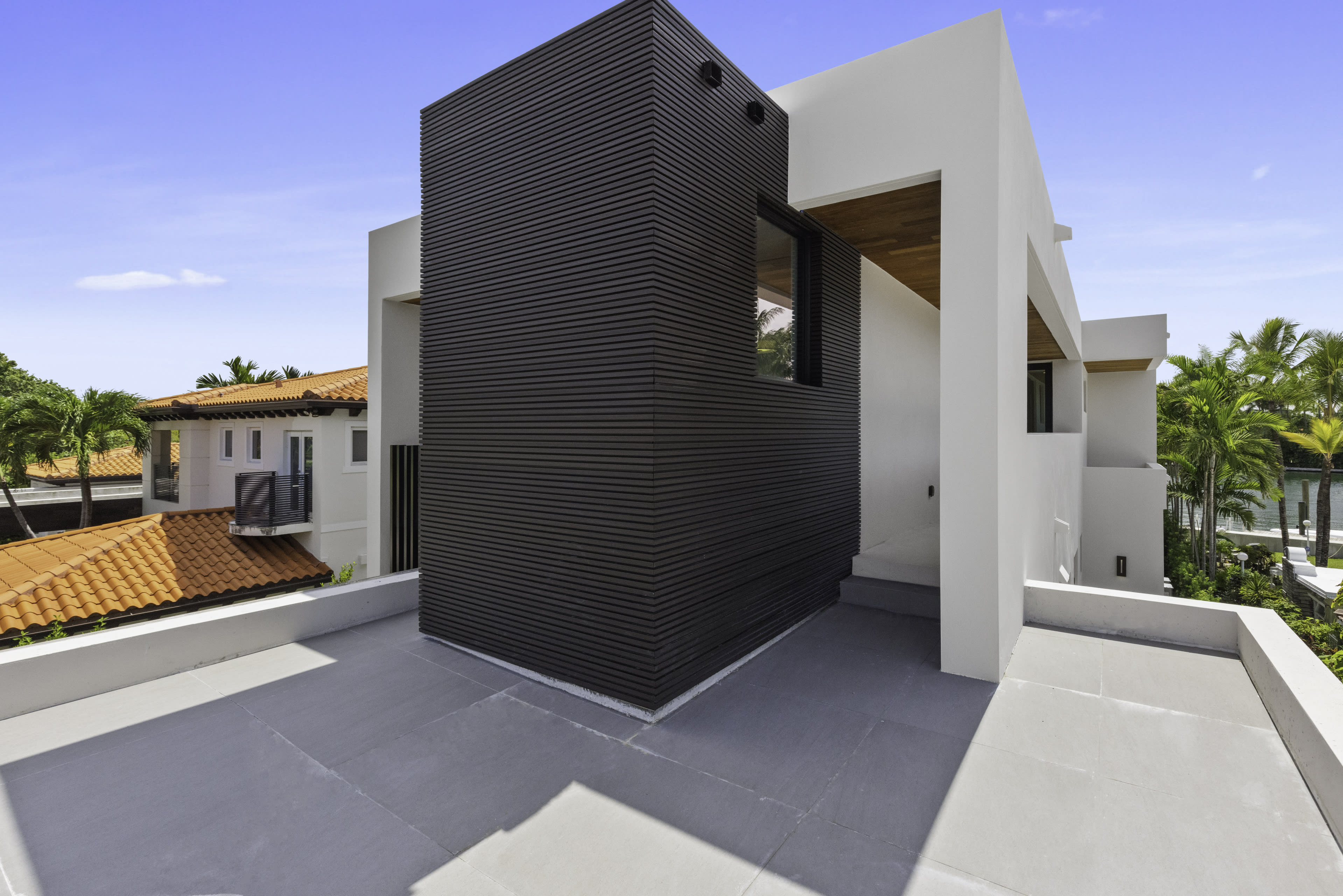 Waterfront Luxury state - Image 34