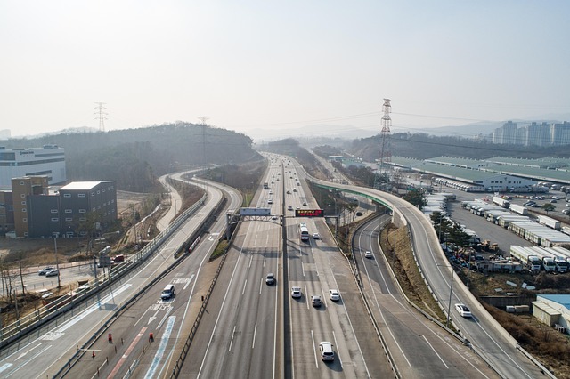 실내에서 청소하는 모습