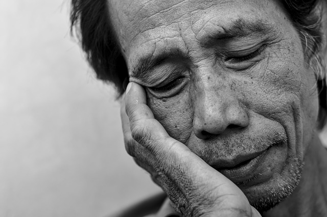 컴퓨터 화면을 바라보는 피곤한 눈을 가진 사람