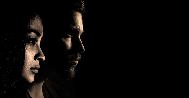 지친 얼굴에 생기를 불어넣는 안면 마사지기