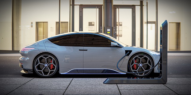 스마트폰으로 스마트 플러그 앱을 설정하는 모습