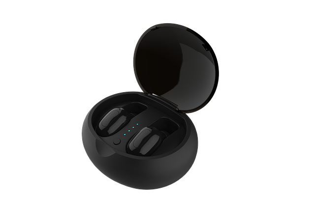 귀에 착용한 무선 이어폰 이미지