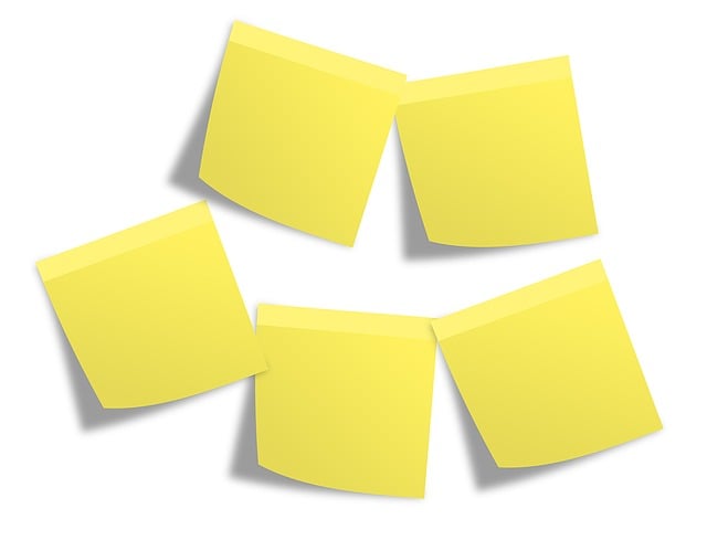 포스트잇이 붙어있는 모니터와 커피잔