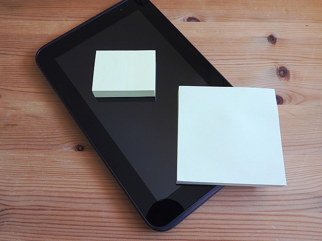 정리된 포스트잇과 생산성 도구들