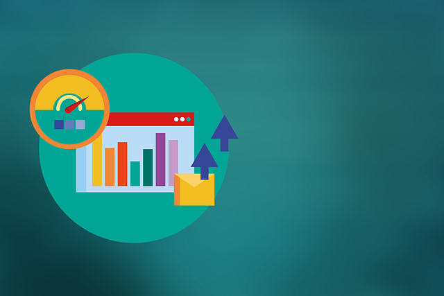 콘텐츠 최적화를 상징하는 노트북과 글쓰기 도구 이미지