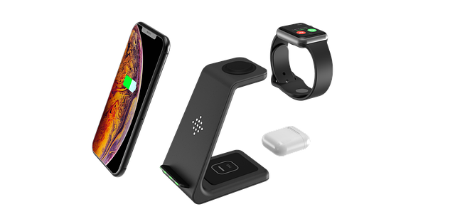 무선 충전 스탠드와 스마트폰이 충전되는 모습