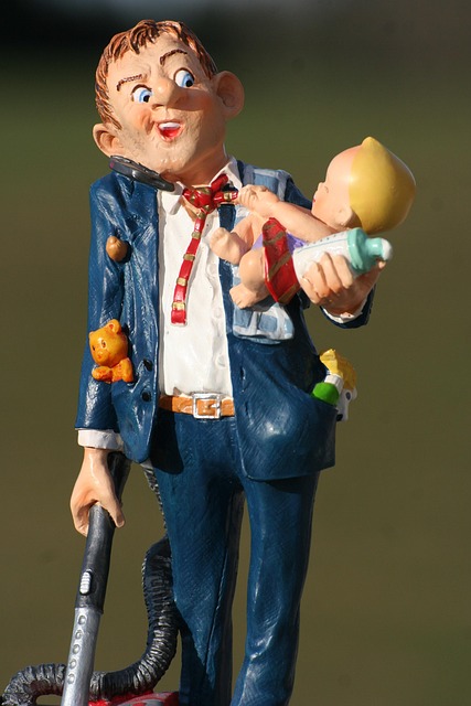 청소기로 먼지를 흡입하는 모습