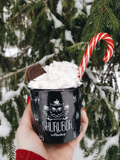 핸드크림 바르는 손 이미지