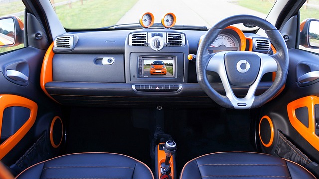 조용한 스마트 커튼이 설치된 침실