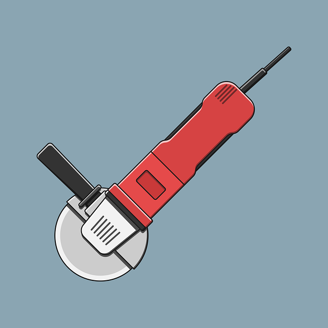 전동 커터로 깔끔하게 재료를 자르는 모습