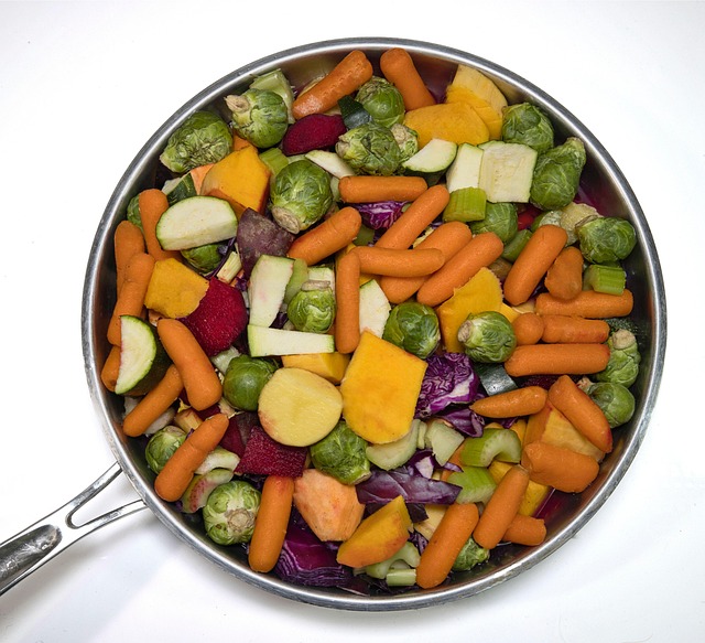 물방울이 스테인리스 팬 위에서 굴러다니는 모습