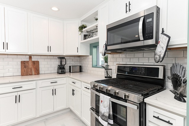 깔끔한 주방의 전자레인지