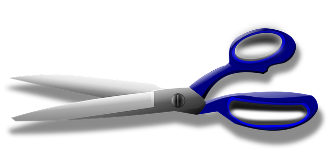 주방 가위로 재료를 자르는 모습