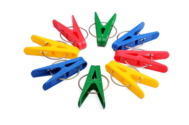 다양한 빨래집게들이 놓여있는 모습