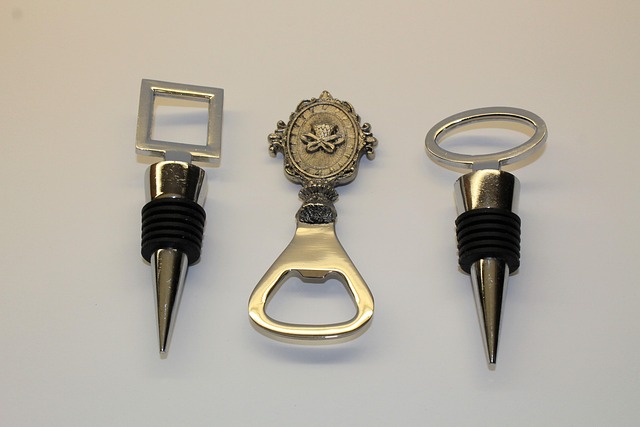 다양한 와인 오프너와 와인 병