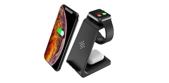 차량용 무선충전 거치대 발열로 고민하는 운전자 이미지