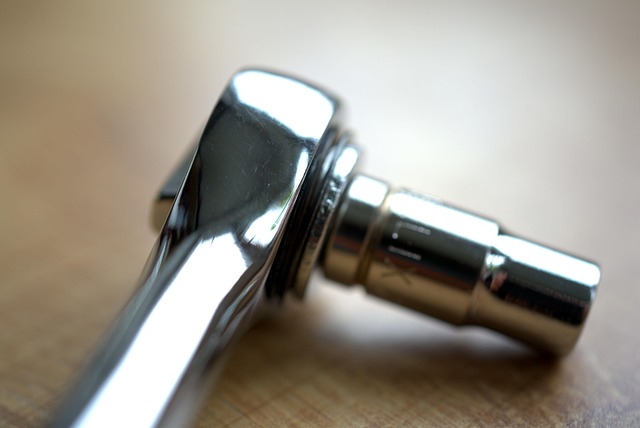 라쳇 렌치 사용 모습