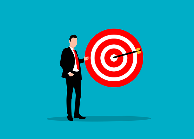 수평계와 공구들이 놓여있는 작업대 이미지