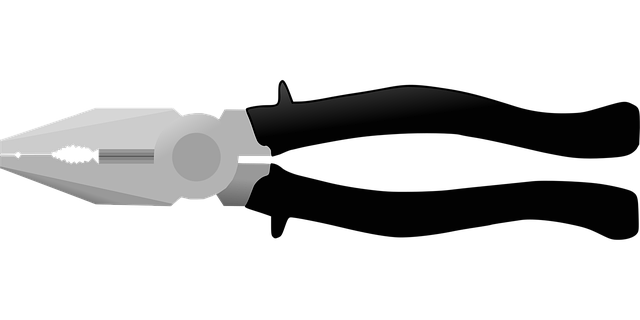 니퍼를 이용해 전선을 깔끔하게 자르는 모습
