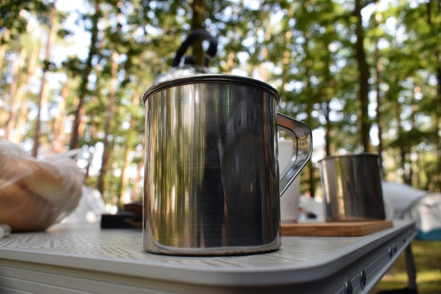 다양한 색상의 캠핑용 접이식 컵들