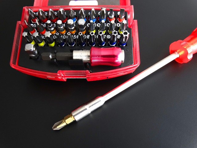 정밀 작업하는 모습