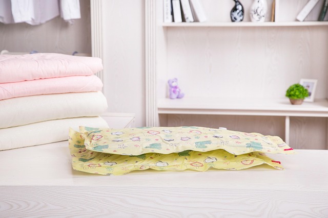 이불 압축팩으로 깔끔하게 정리된 옷장